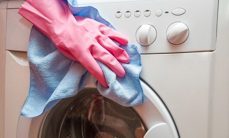 Vệ sinh cửa ngoài máy giặt