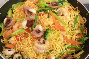 Cách làm mì xào hải sản thơm ngon