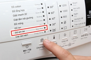 Có nên giặt quần áo trẻ sơ sinh bằng máy giặt không?