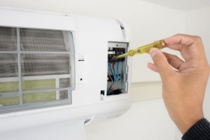 Có nên tự sửa máy lạnh tại nhà hay không và những điều cần biết?
