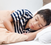 Nằm máy lạnh sai cách khiến trẻ bị méo miệng, liệt mặt