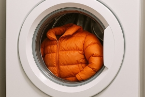 Áo phao có giặt máy được không? Cách giặt đúng chuẩn giữ form, sạch bền như mới