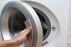 Đóng nắp máy giặt ngay sau khi giặt xong - thói quen không tốt của nhiều người