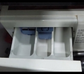 Hướng dẫn vệ sinh khay đựng nước giặt máy giặt sạch bong