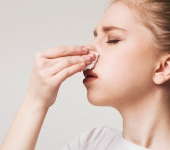 Vì sao nằm máy lạnh hay bị nghẹt mũi, khô họng và cách khắc phục