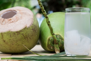 Uống nước dừa thay nước lọc có tốt không?